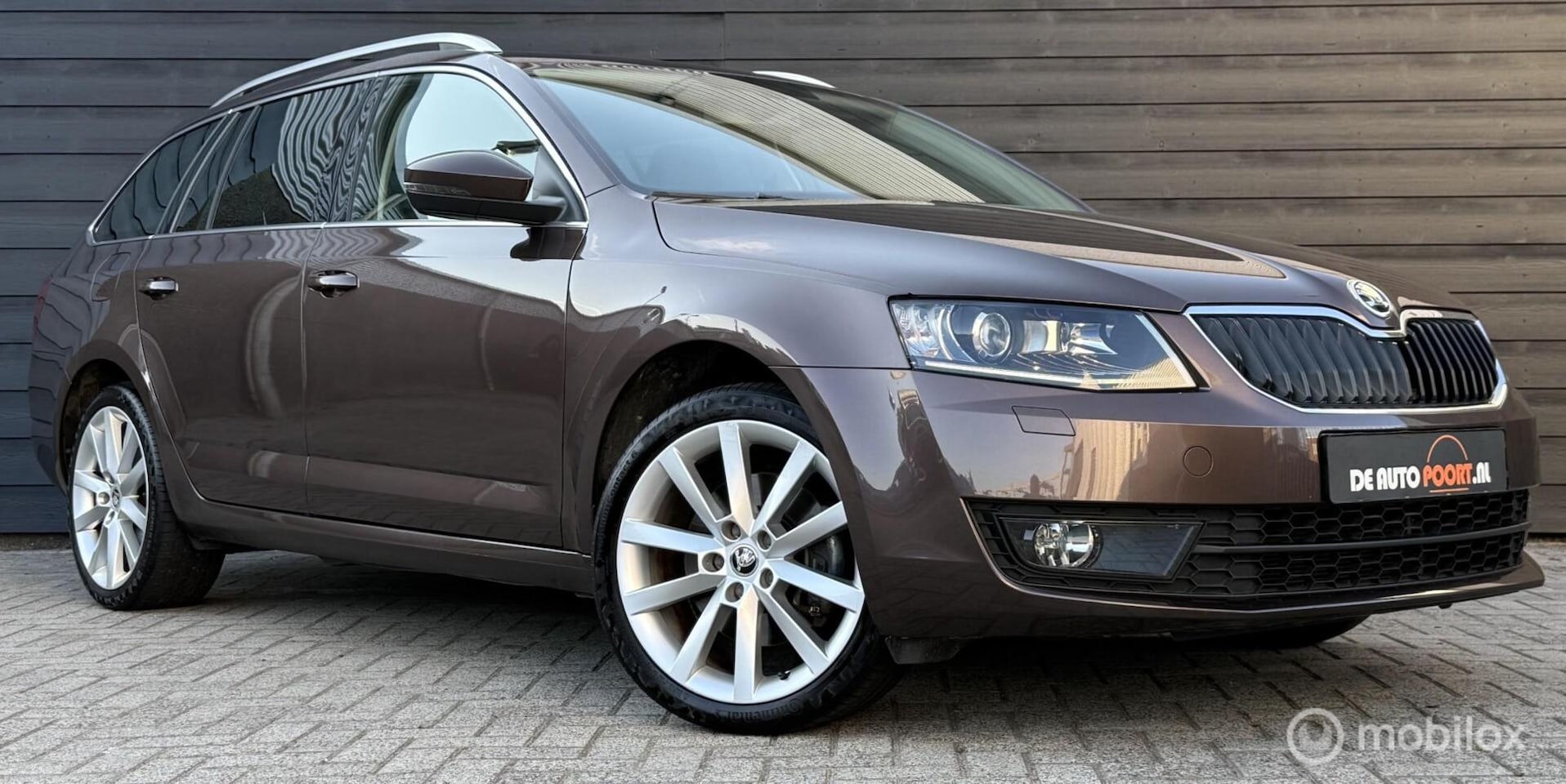 Skoda Octavia Combi - 1.8 TSI 180PK Style Business Trekhaak/LED - AutoWereld.nl