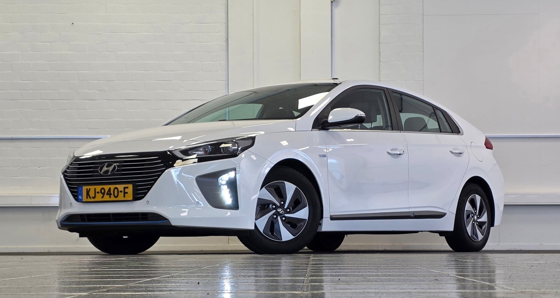 Hyundai IONIQ - 1.6 GDi First Edition Pano Leer Vol opties! Garantie - AutoWereld.nl