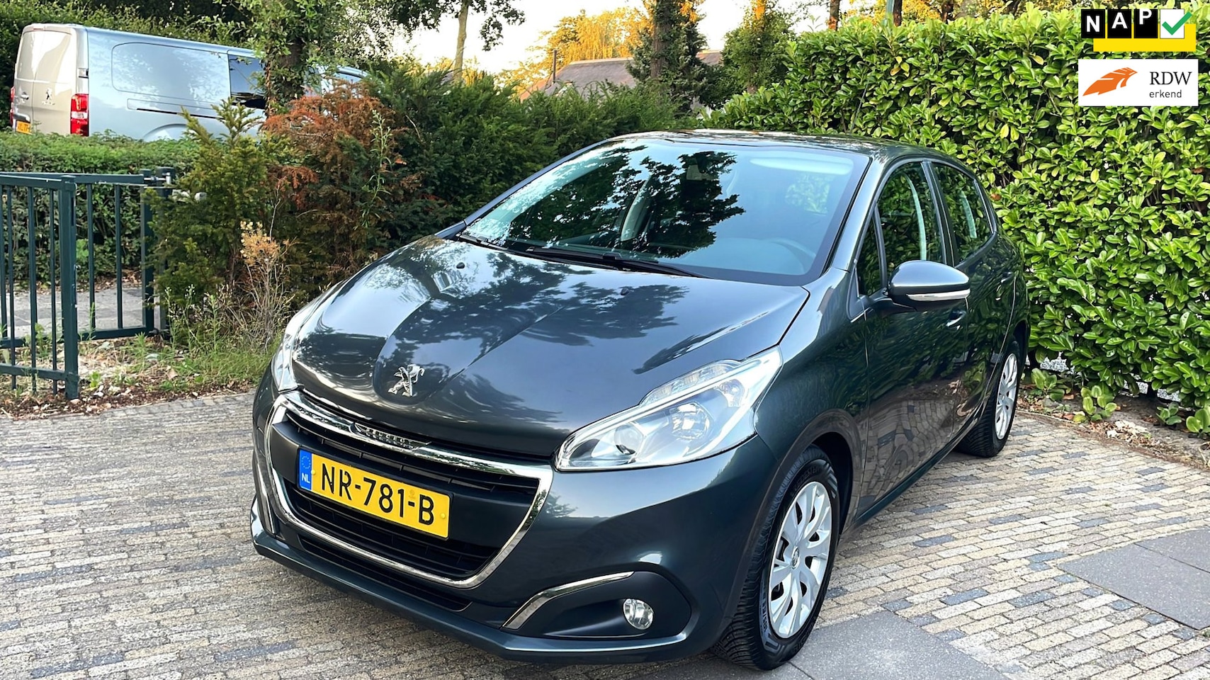 Peugeot 208 - 1.2 PureTech Blue Lion 5DR-Navi-Airco-Cruise-APK - AutoWereld.nl