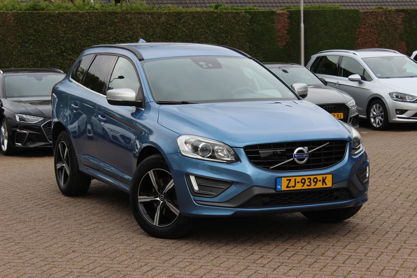 Volvo XC60 - 2.0 D3 FWD Polar+ R-design / 131.279 km! / Trekhaak / Leder&Alcantara / Standkachel / 18'' - AutoWereld.nl