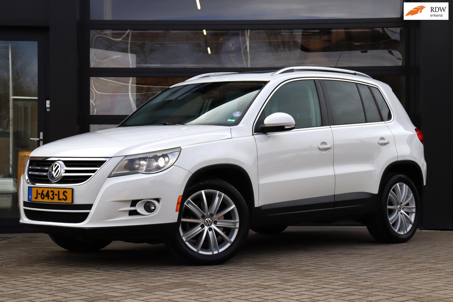 Volkswagen Tiguan - 2.0 | Pano | Clima | Camera | Stoelverwarming | Xenon | Trekhaak | LM Velgen | Navi - AutoWereld.nl