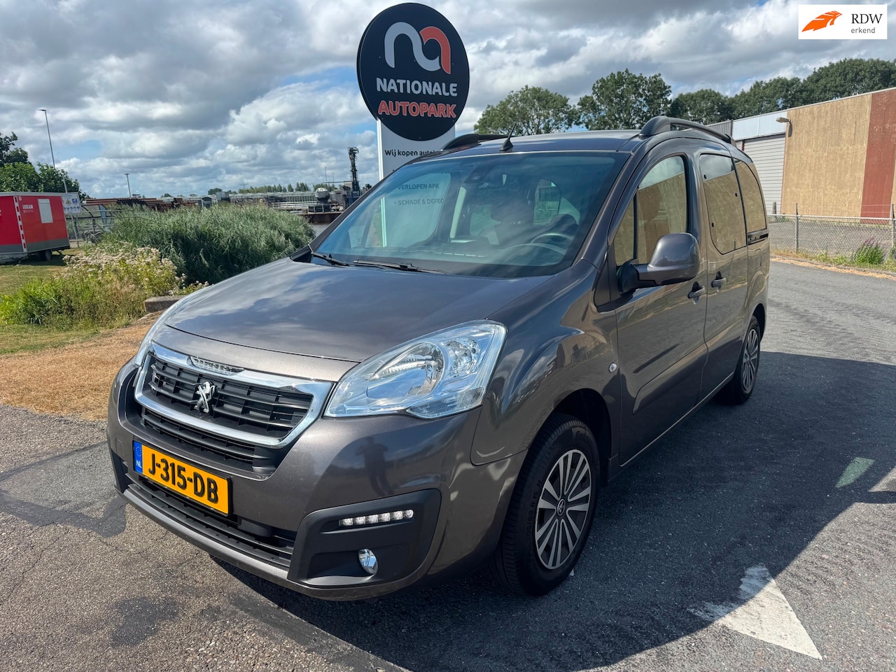 Peugeot Partner Tepee - | 2017 | 1.2 PureTech Active | Export en Handel - AutoWereld.nl