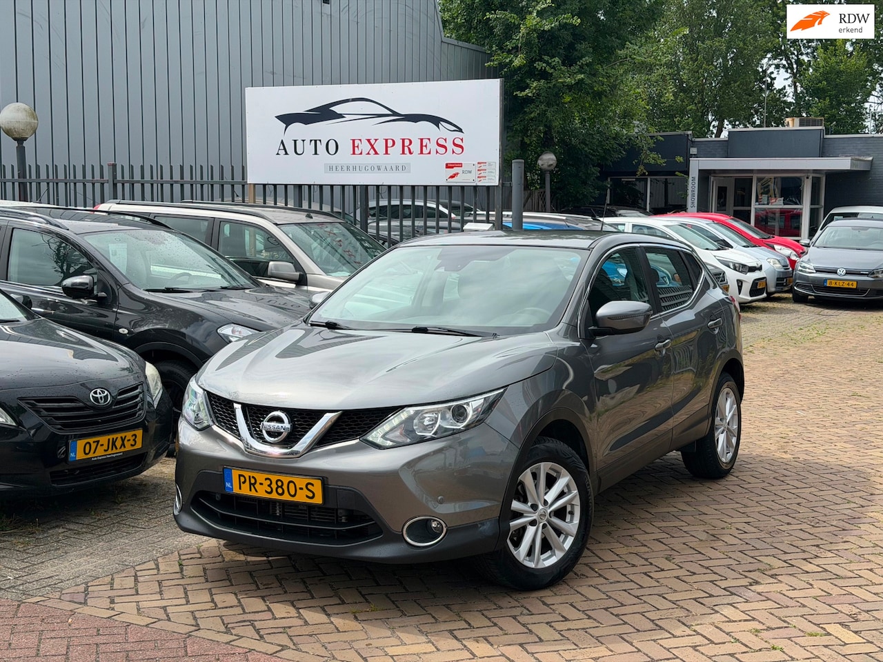 Nissan Qashqai - 1.2 N-Connecta Aut/Navi/Camra/Stoelverwarming/Cruise/Trekhaak/Apk/Dealer onderhoud/2 sleut - AutoWereld.nl