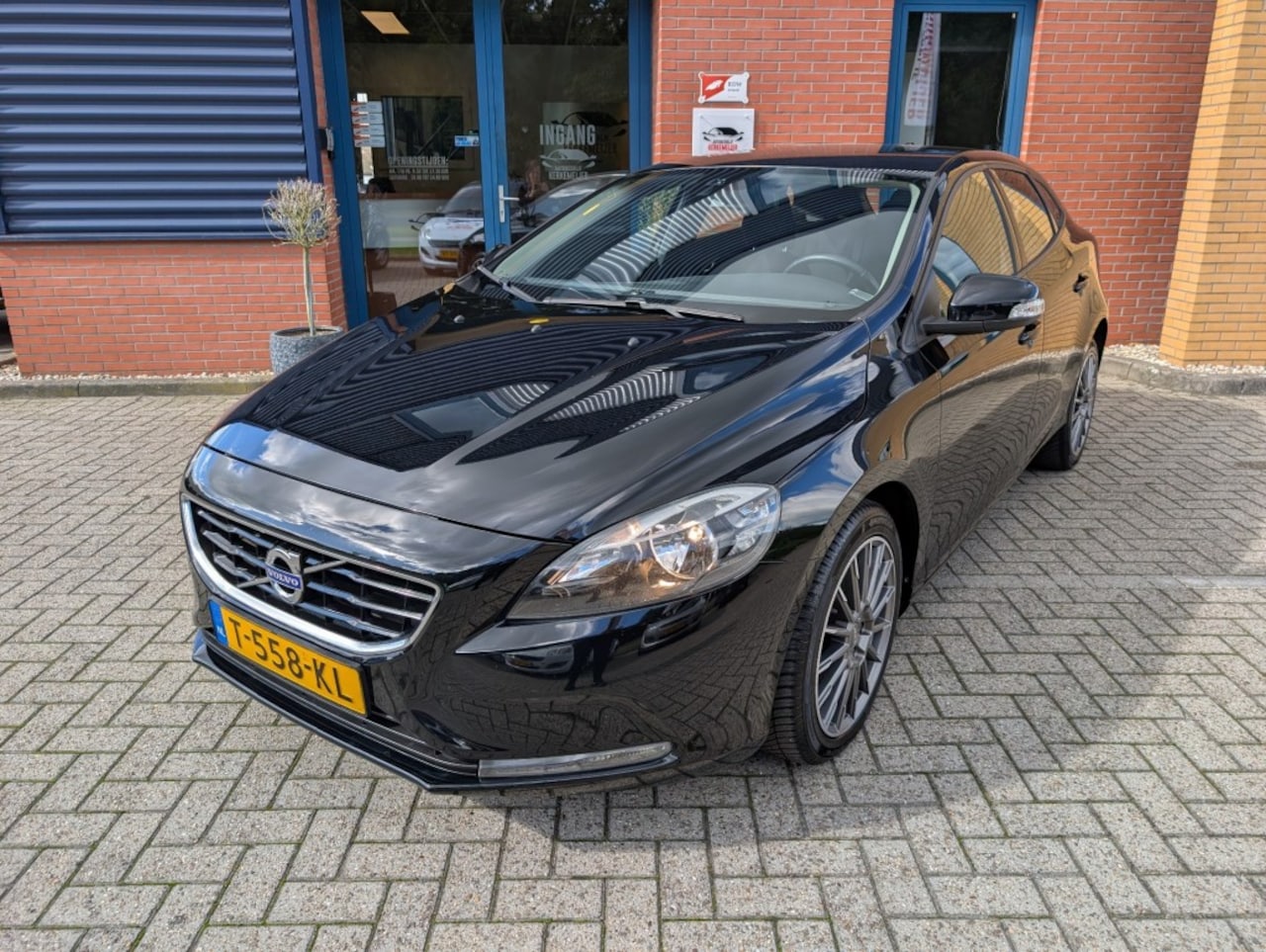 Volvo V40 - 2.0 T2 Kinetic 2.0 T2 KINETIC, Airco, Cruise, Achteruitrij camera - AutoWereld.nl