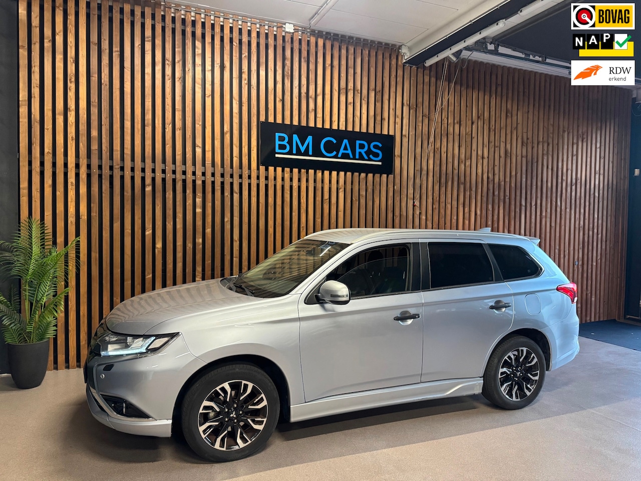 Mitsubishi Outlander - 2.0 PHEV Premium Camera,Trkhaak,Navi - AutoWereld.nl