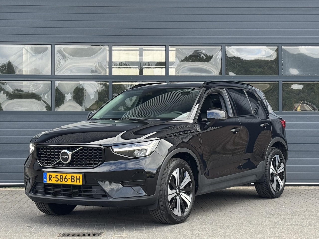 Volvo XC40 - 1.5 T5 PLUG-IN HYBRID PLUS DARK I LEDEREN BEKLEDING I WINTERPAKKET I P-CAMERA I ADAPTIVE C - AutoWereld.nl