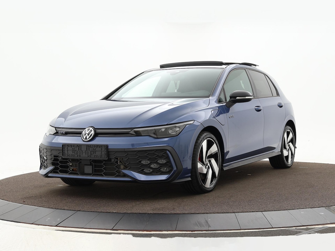 Volkswagen Golf - 1.5 eHybrid GTE · Panoramadak · Camera · Inklap. Trekhaak · Matrix LED · Head-Up Display · - AutoWereld.nl