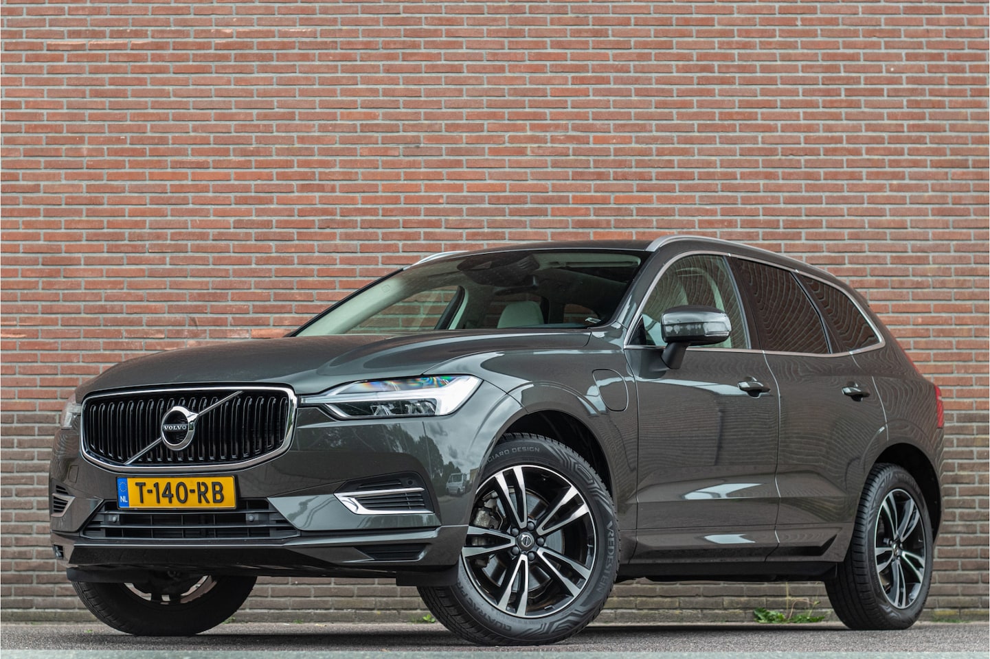 Volvo XC60 - T8 Twin Engine AWD Momentum, Leder, Carplay, Trekhaak, Stoelverwarming, Camera, Panoramada - AutoWereld.nl