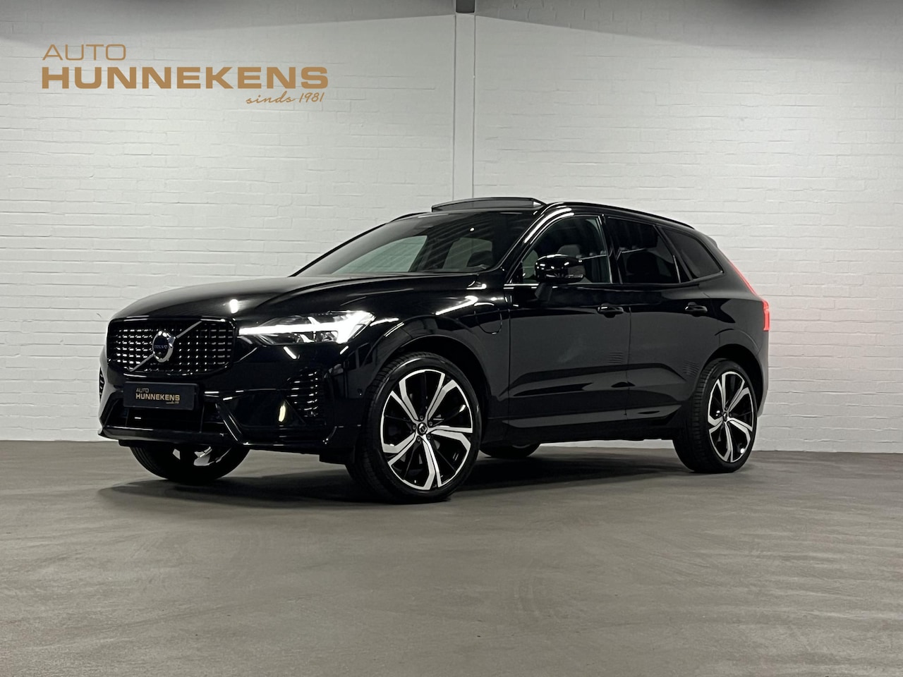 Volvo XC60 - 2.0 T8 Plug-in hybrid AWD Plus Dark SOH 93% Long range | Trekhaak | Open dak | Adapt. crui - AutoWereld.nl