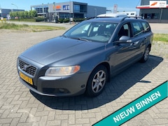 Volvo V70 - 2.5T Kinetic 200pk 2e eig. Clima Cruise PDC Trekhaak 1600kg