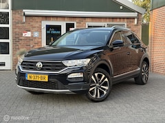 Volkswagen T-Roc - 1.5 TSI Business Edition|Afneembare Trekhaak|Camera|Carplay|Stoelverwarming|Parkeersensore
