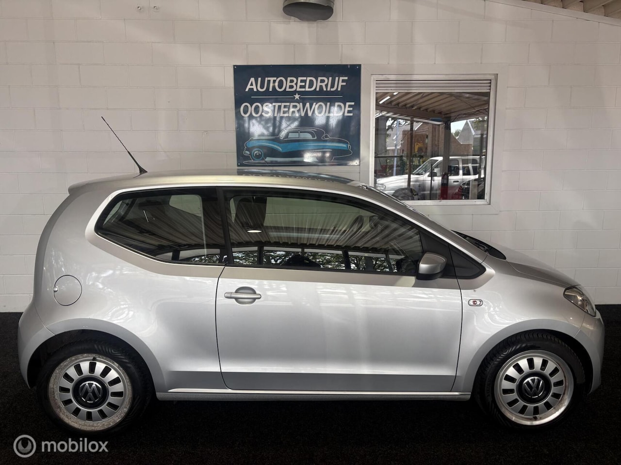 Volkswagen Up! - 1.0 High up! Airco - Navi - Stoelverwarming - APK - NAP - CV+AB - BlueMotion