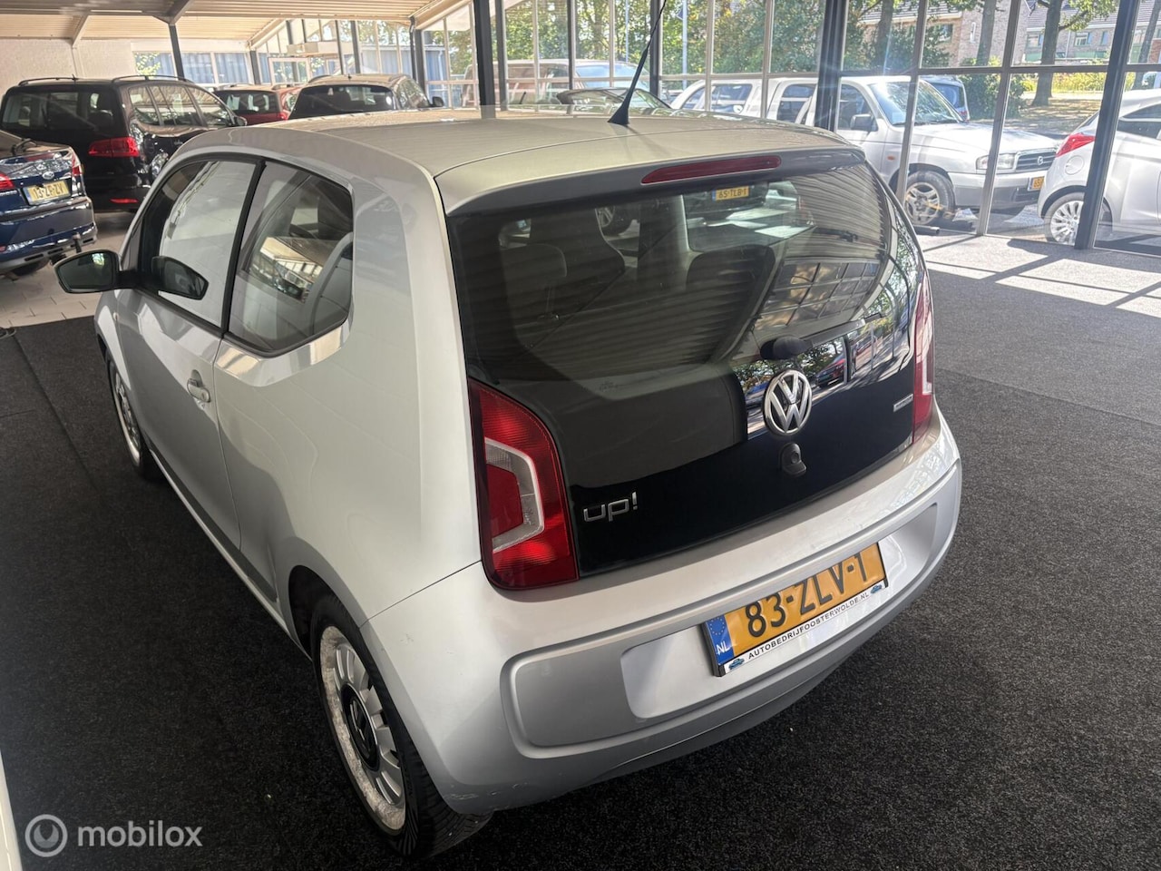 Volkswagen Up! - 1.0 High up! Airco - Navi - Stoelverwarming - APK - NAP - CV+AB - BlueMotion