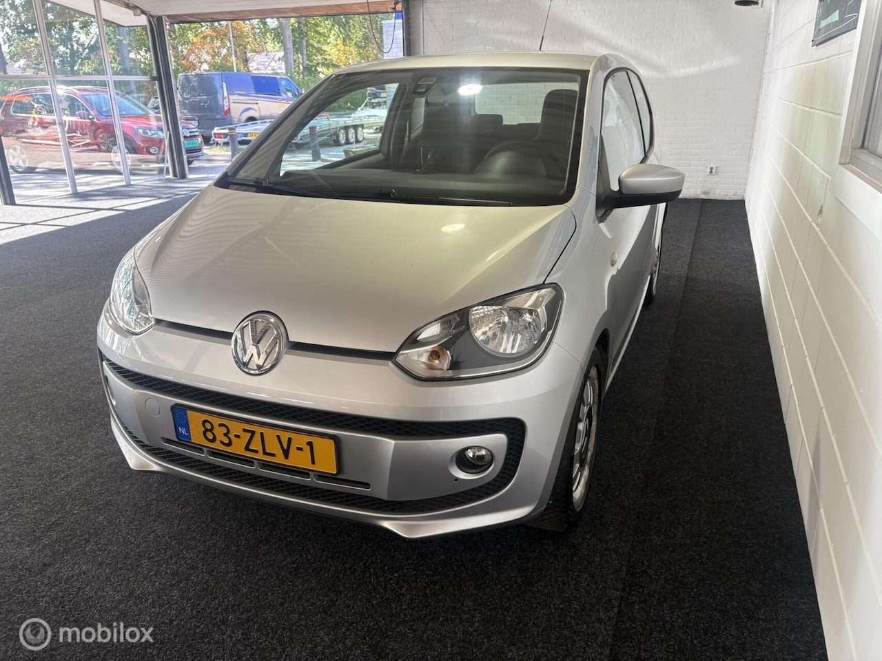 Volkswagen Up! - 1.0 High up! Airco - Navi - Stoelverwarming - APK - NAP - CV+AB - BlueMotion