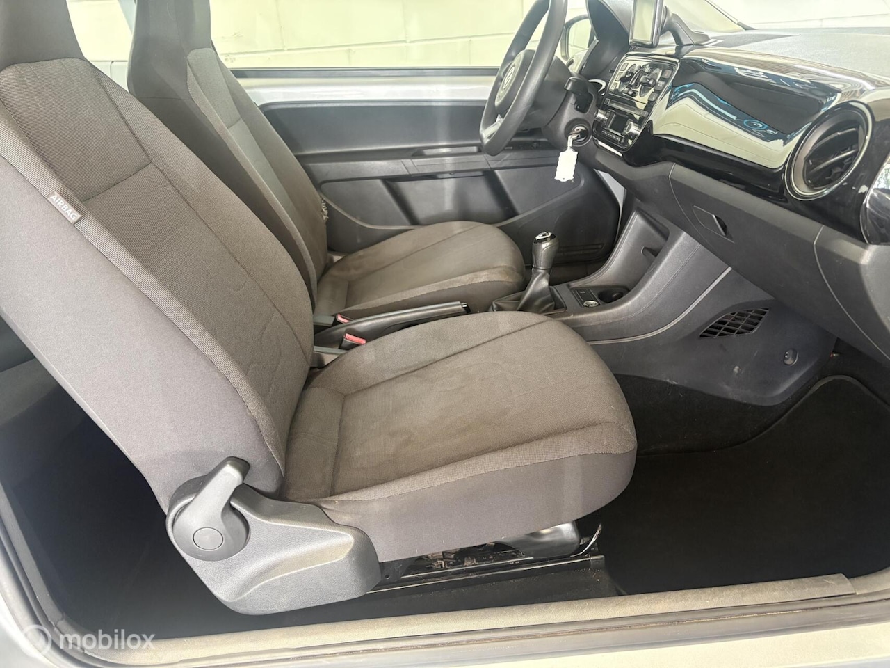 Volkswagen Up! - 1.0 High up! Airco - Navi - Stoelverwarming - APK - NAP - CV+AB - BlueMotion