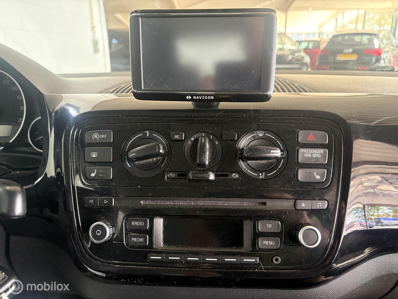 Volkswagen Up! - 1.0 High up! Airco - Navi - Stoelverwarming - APK - NAP - CV+AB - BlueMotion