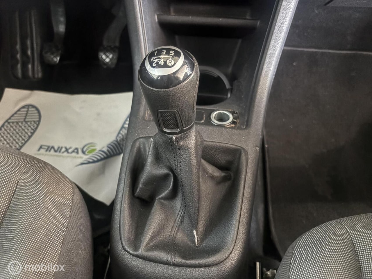 Volkswagen Up! - 1.0 High up! Airco - Navi - Stoelverwarming - APK - NAP - CV+AB - BlueMotion