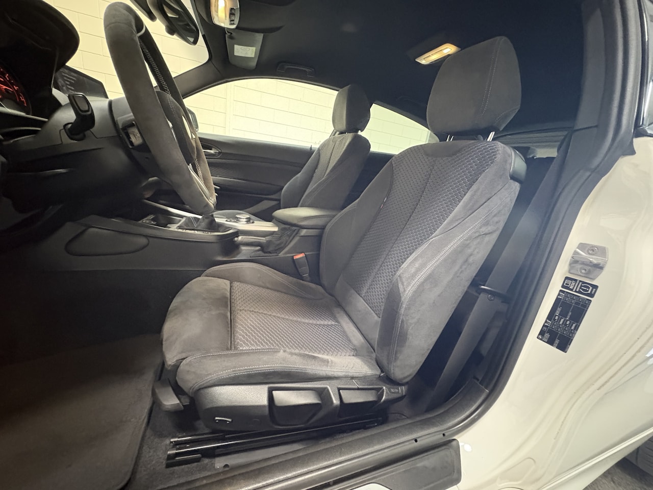 BMW 1-serie - M135i High Executive M135i High Executive, Stage 1, 400 pk, Handbak, Nwe lagerschalen, Alcantara stuur, Keurige - AutoWereld.nl