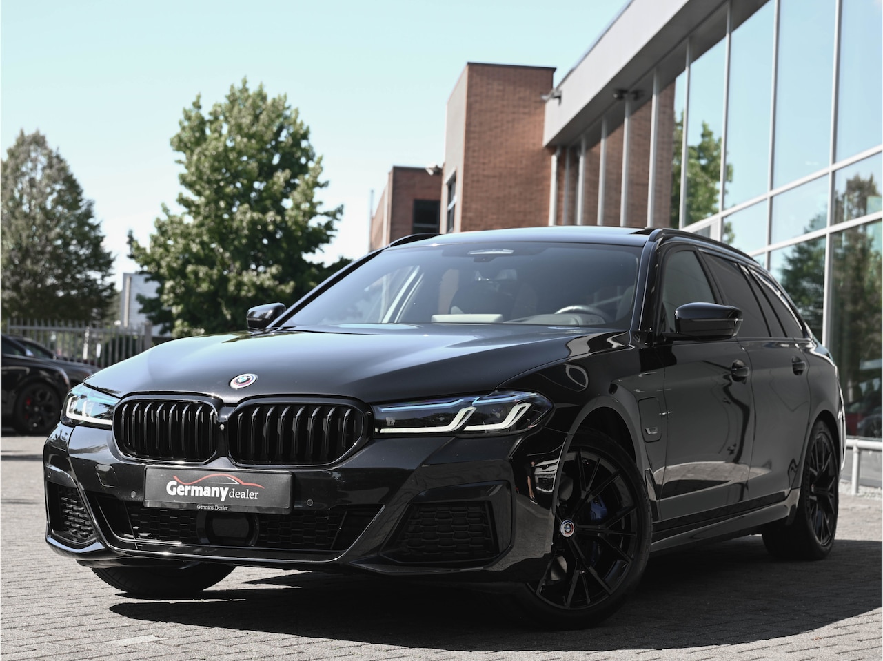 BMW 5-serie Touring - 530e xDrive 293pk M-Sport+Pro Pano Laser-LED H/K Trekhaak Comfortzetels+Memo VOL!!! - AutoWereld.nl
