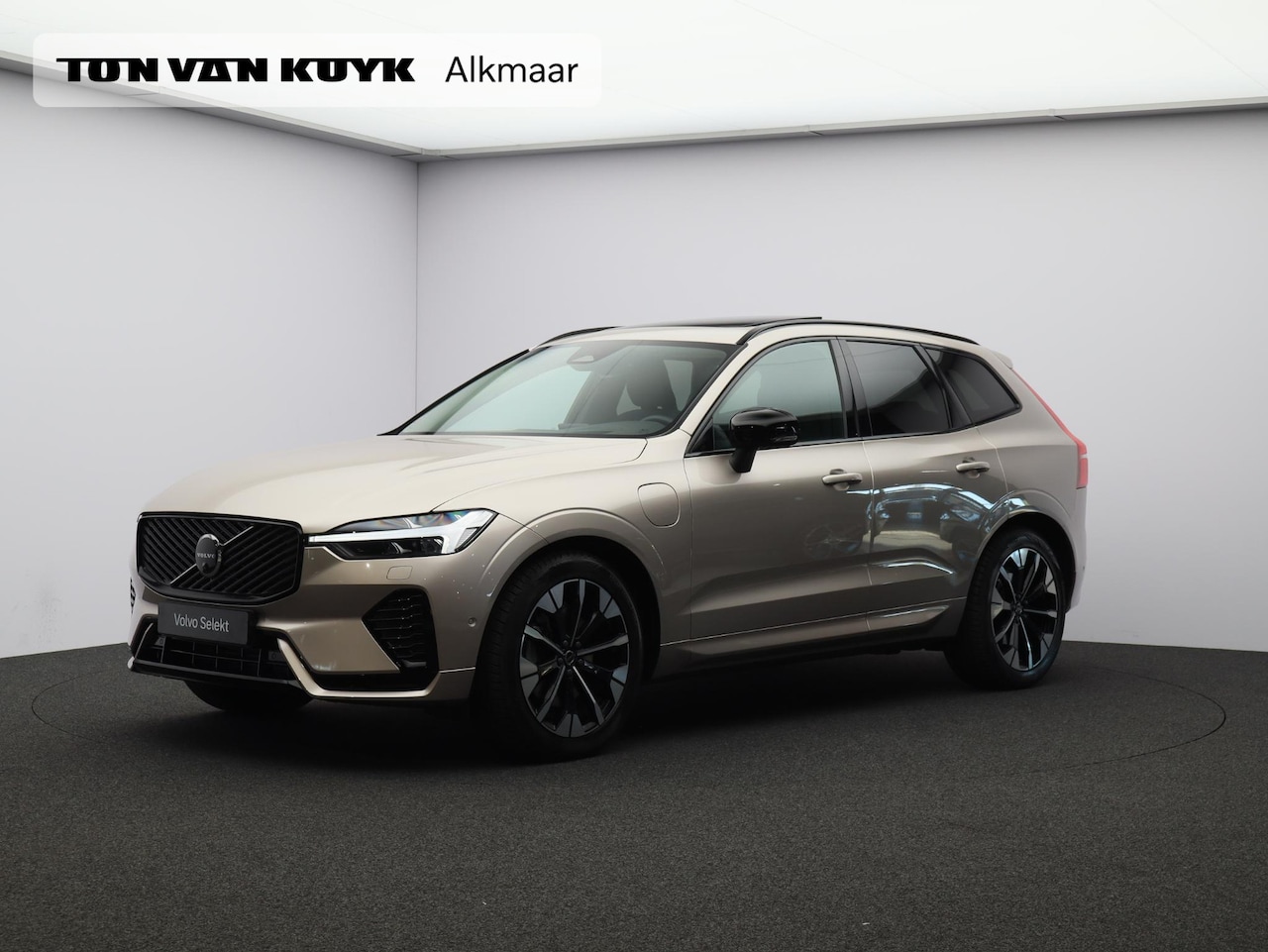 Volvo XC60 - 2.0 T6 Plug-in hybrid AWD Ultra Dark / Trekhaak / Luchtvering / 360 Camera / Head-up Displ - AutoWereld.nl