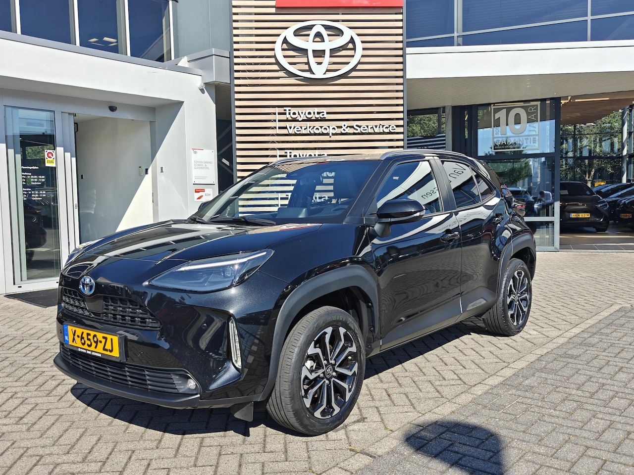 Toyota Yaris Cross - 1.5 HYBRID STYLE AWD EL-ACHTERKLEP STOEL/STUUR VERW NAVI KEYLESS HEAD-UP PANODAK - AutoWereld.nl