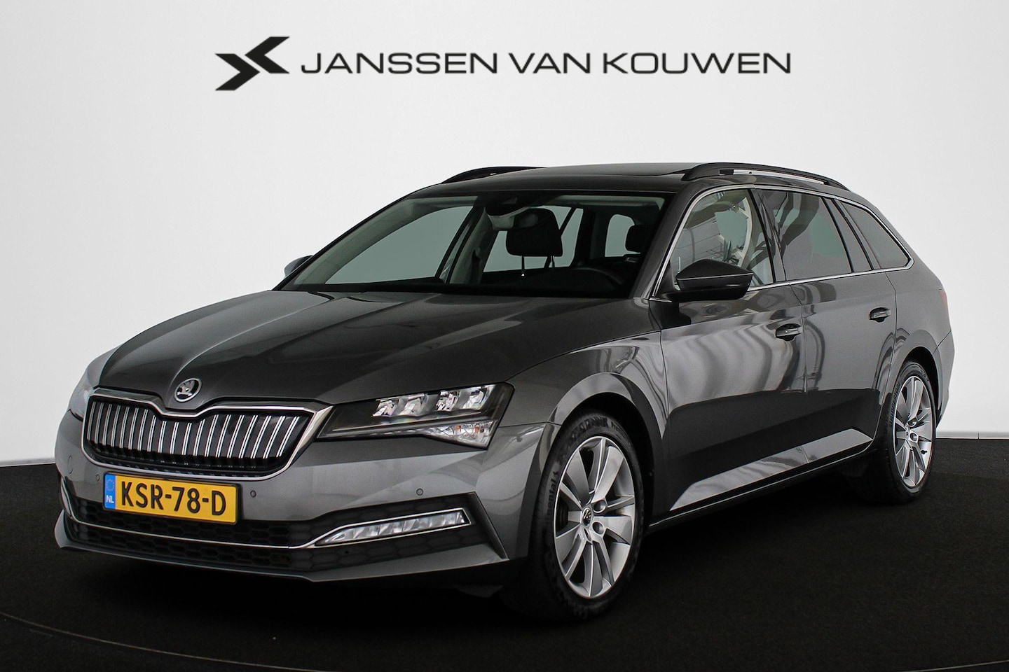 Skoda Superb Combi - 1.4 TSI iV Ambition Panoramadak Stoelverwarming Memory Virtual Camera - AutoWereld.nl