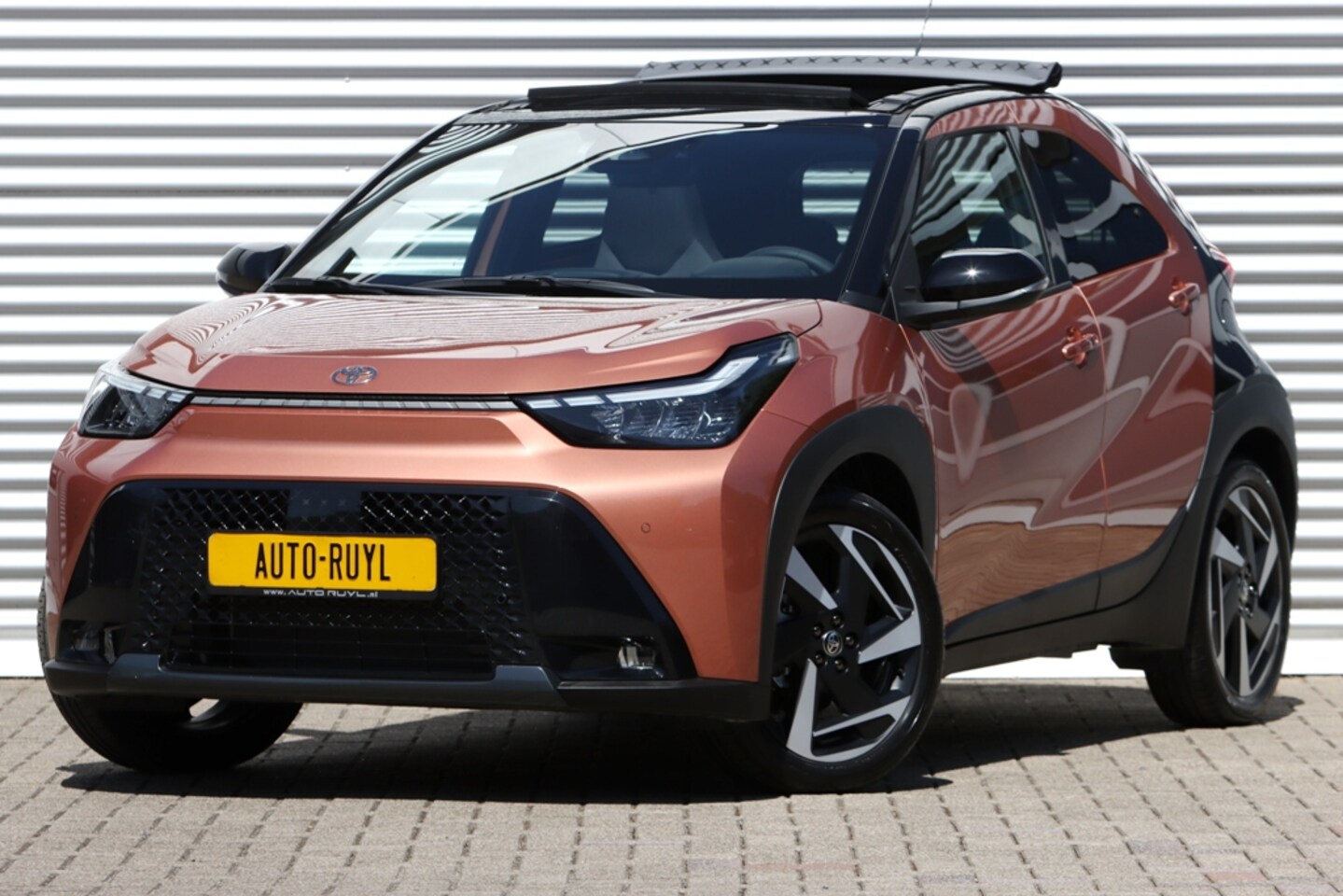 Toyota Aygo X - Hybrid 115 Lounge Vouwdak / JBL / Bi-Tone - AutoWereld.nl