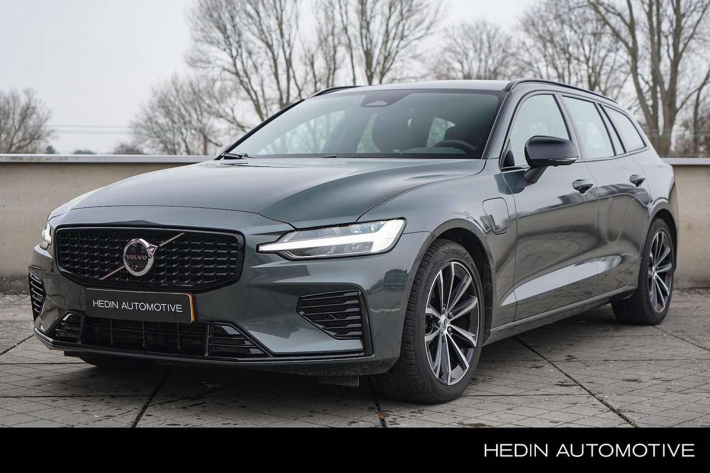 Volvo V60 - 2.0 T6 Plug-in hybrid AWD Plus Dark Adaptieve Cruise Control & Pilot Assist | Sportstoelen - AutoWereld.nl