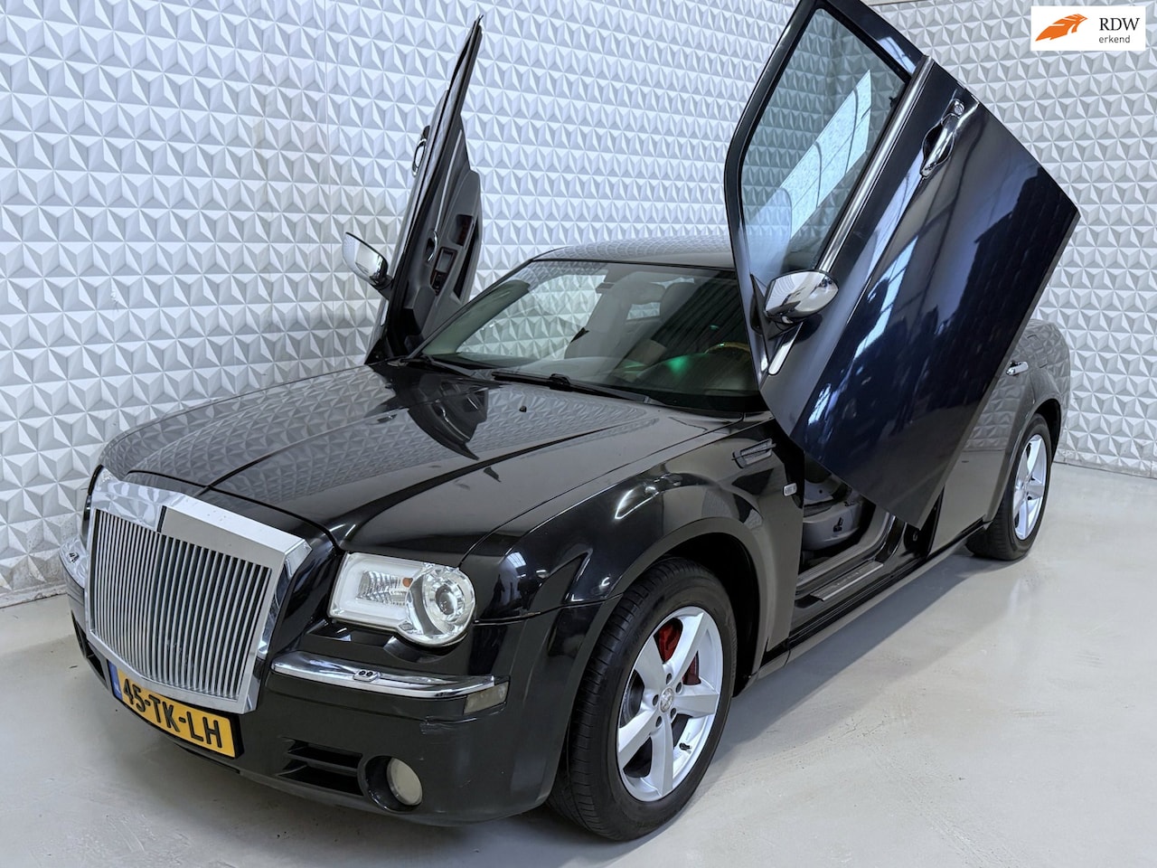 Chrysler 300C - 2.7 V6 met VLEUGELDEUREN! 152.000km (2004) - AutoWereld.nl