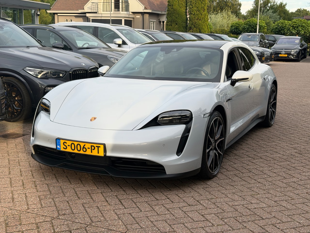 Porsche Taycan Sport Turismo - 93 kWh / SoH 94,1% / Panoramadak / 360Camera / Luchtvering / Sportchrono / 21'' / Adaptiev - AutoWereld.nl