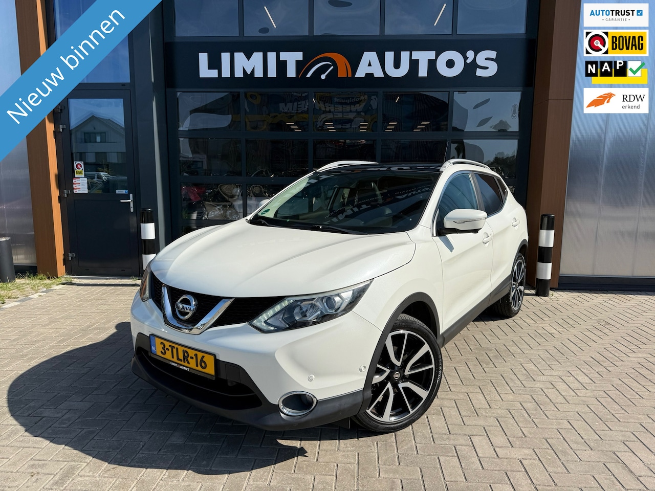 Nissan Qashqai - 1.2 Premier Edition/Pano/Keyless/Cruise/Leer/Camera/Navi/St.verw/Climate/Trekhaak/Nap - AutoWereld.nl