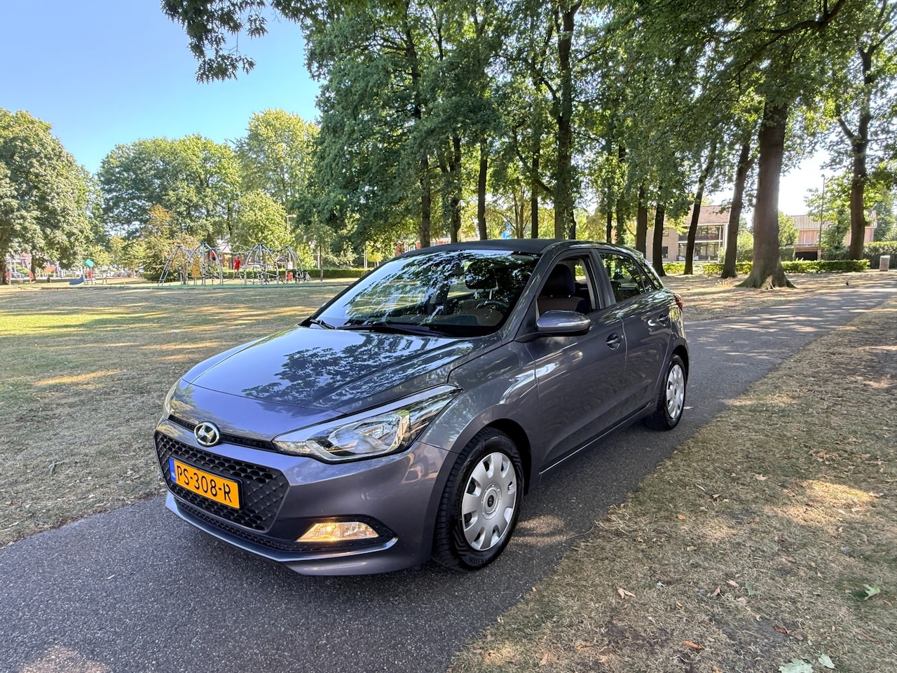 Hyundai i20 - 1.1 CRDi Essence Mooie auto 2017 Navigatie - AutoWereld.nl