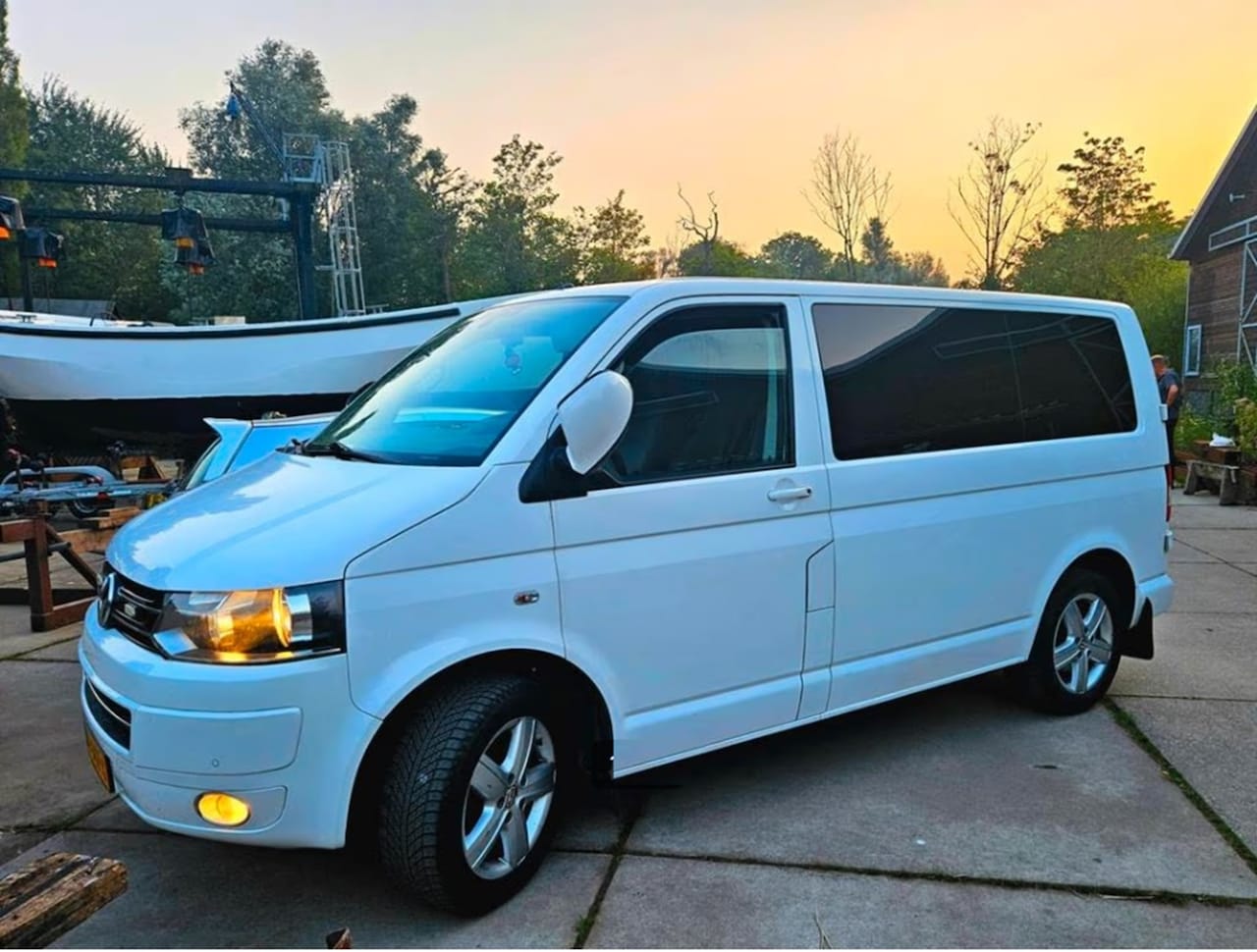 Volkswagen Transporter - 2.0 TDI L1H1 4Motion Rondom ramen donker getint achterin, trekhaak 2500 kg Euro 5 - AutoWereld.nl