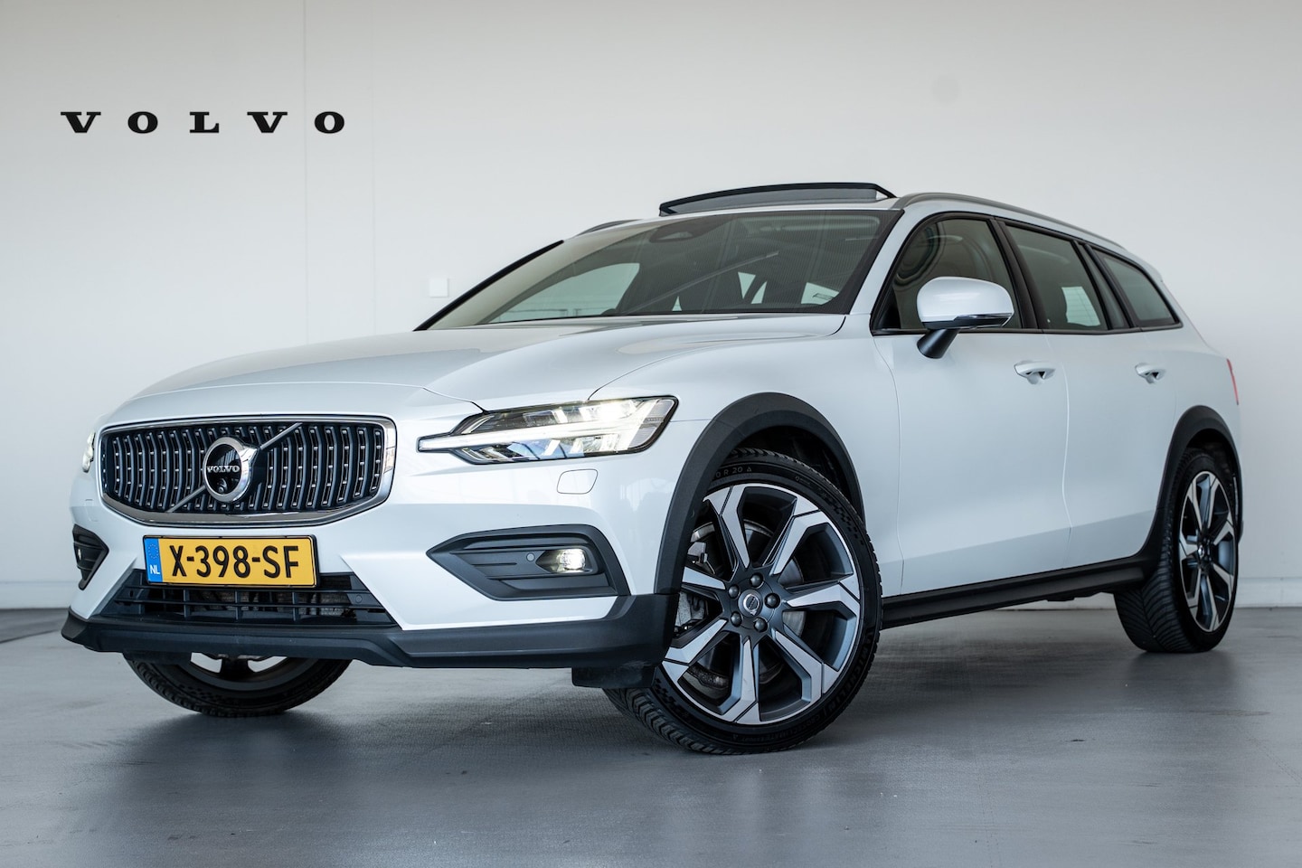 Volvo V60 Cross Country - B5 Ultimate Pano-dak | Parkeerverw.| B&W | Trekh. | Nappa massage/ventilatie | 20" - AutoWereld.nl
