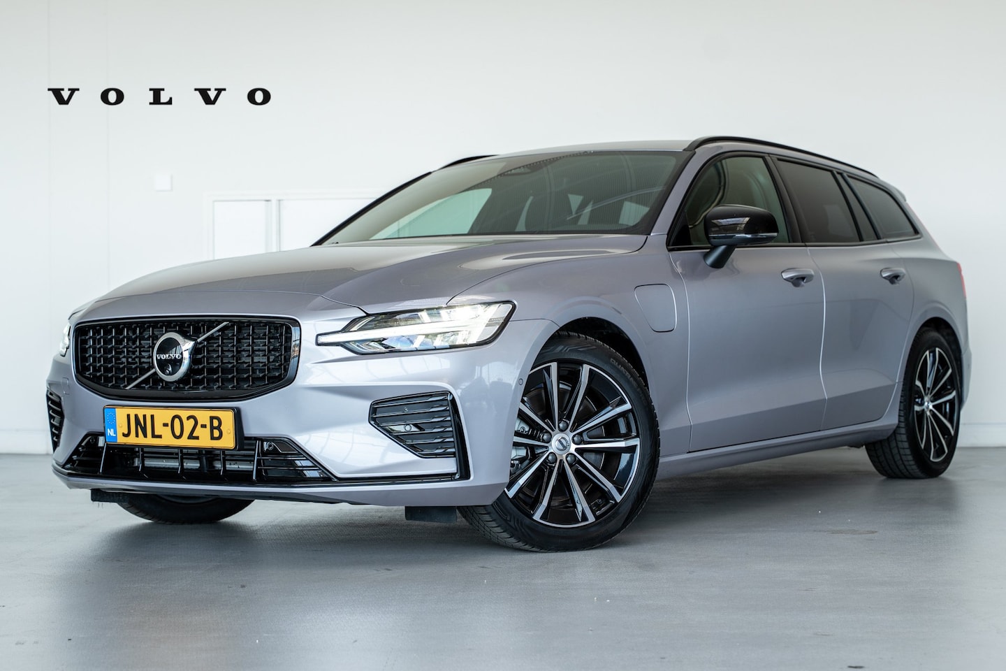 Volvo V60 - T8 455PK AWD Plus Dark | Contourstoelen | Trekhaak | Privacy glas | 360° | All season - AutoWereld.nl