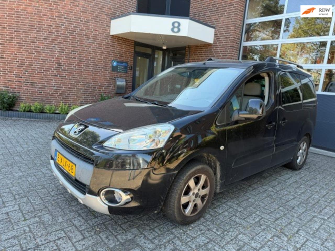 Peugeot Partner Tepee - 1.6 VTi XT Executive / bj.2010 / kleur: zwart / NAP met 345321 km./ APK 26-11-2026 / trekh - AutoWereld.nl