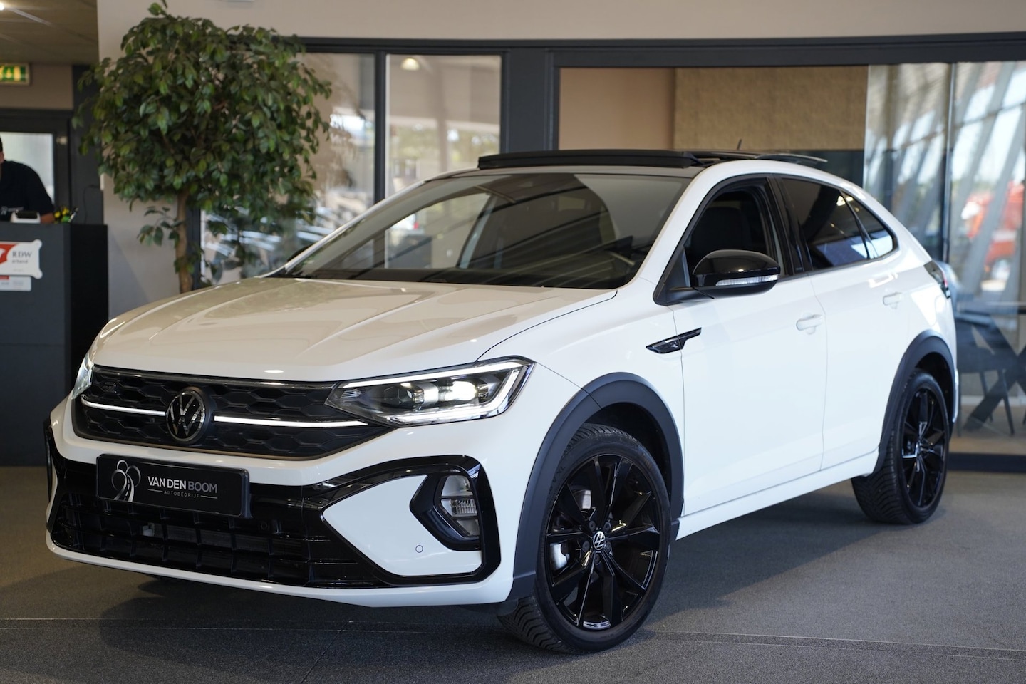 Volkswagen Taigo - 1.0 TSI 2x R-Line DSG Pano IQ Matrix Led Cam Black Style Kessy ACC - AutoWereld.nl