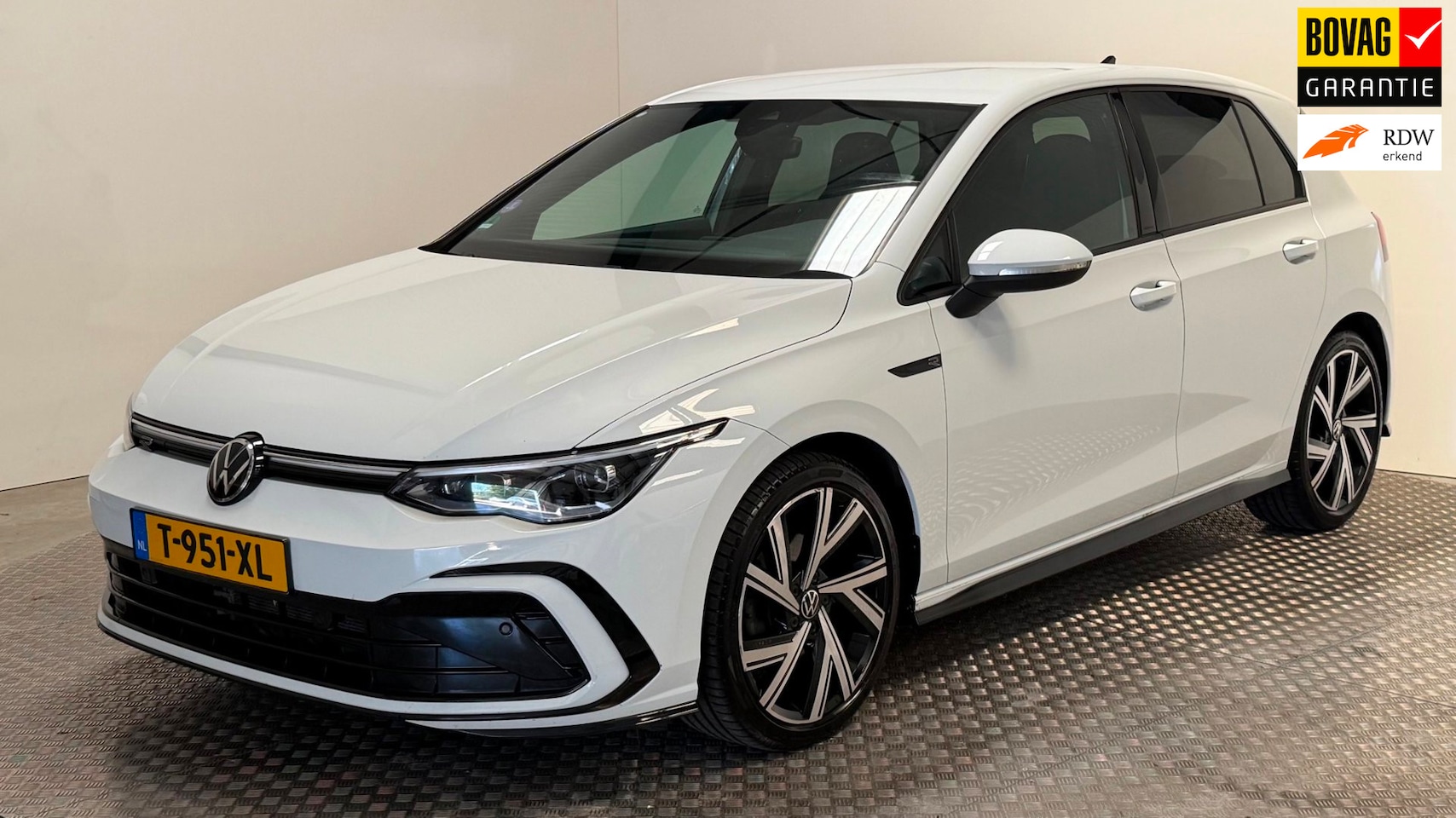 Volkswagen Golf - 1.5 eTSI R-Line benzinen automaat led navigatie stoelverwarming camera 18' carplay android - AutoWereld.nl