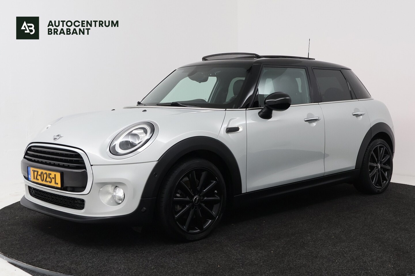 MINI 5-Deurs - 1.5 Cooper Chili (PANORAMADAK, STOELVERWARMING, H/K AUDIO, DEALER ONDERHOUDEN) - AutoWereld.nl