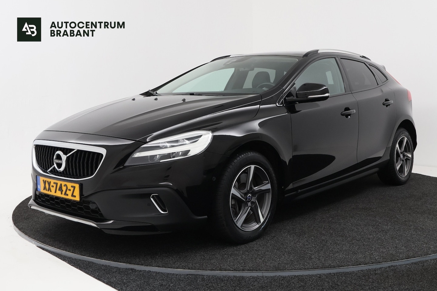 Volvo V40 Cross Country - 1.5 T3 Polar+ Luxury (PANORAMADAK, HARMAN/KARDON, TREKHAAK, STOELVERWARMING, CAMERA, PARKE - AutoWereld.nl