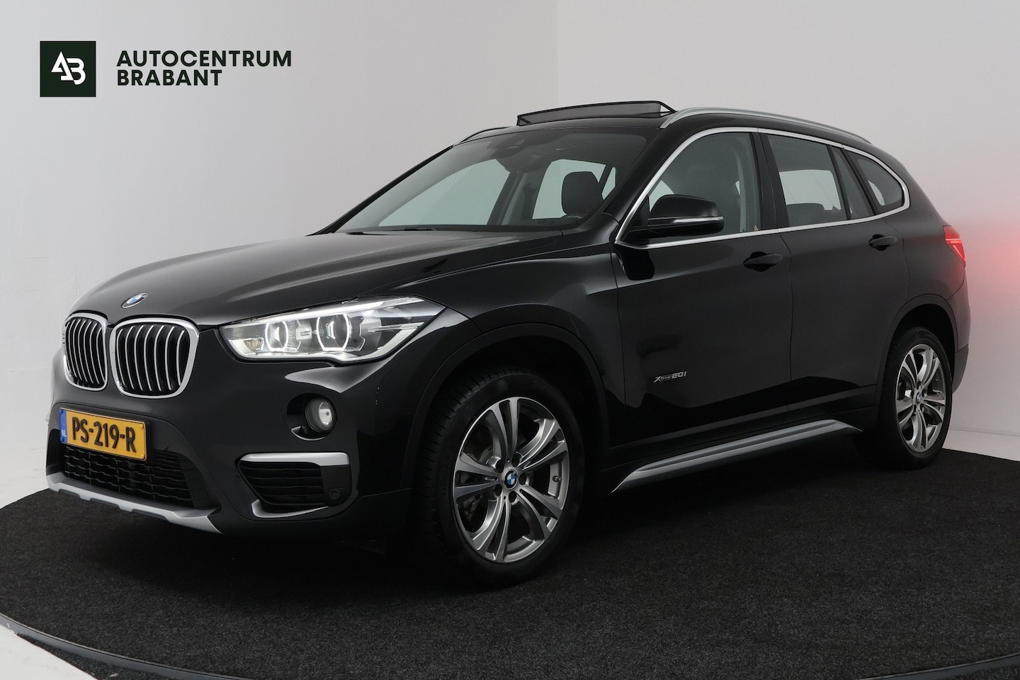 BMW X1 - XDrive20i High Executive (PANORAMADAK, CAMERA, TREKHAAK, STOELVERWARMING, DEALER ONDERHOUD - AutoWereld.nl