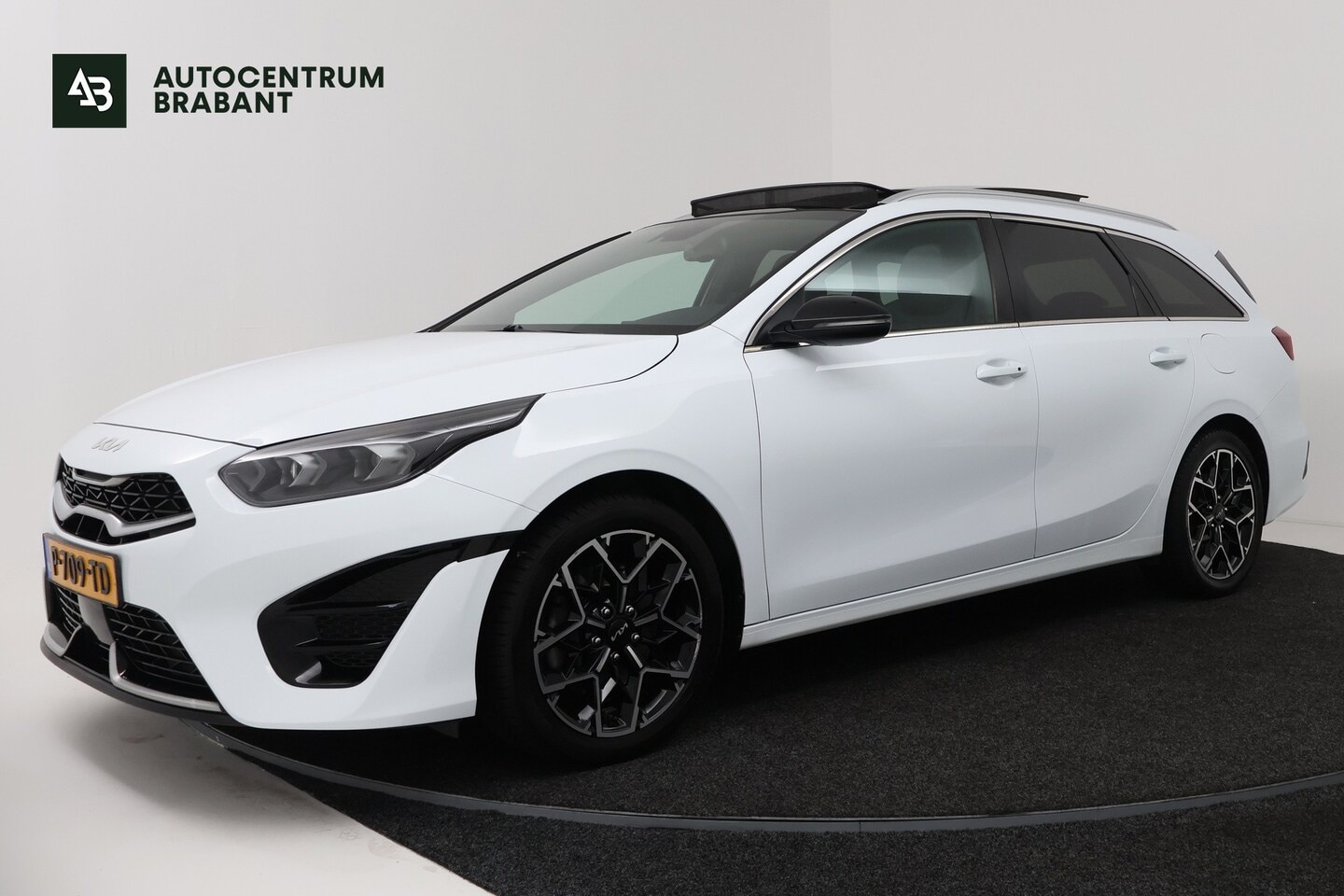 Kia Cee'd Sportswagon - Ceed 1.5 T-GDi GT-Line (PANORAMADAK, STOEL/STUUR VERWARMING, CAMERA, NAVIGATIE, PARKEERSEN - AutoWereld.nl