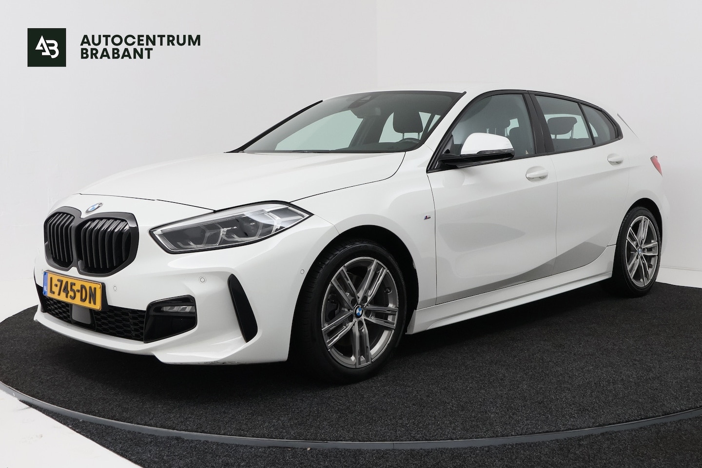 BMW 1-serie - 118i High Executive (TREKHAAK, CAMERA, SFEERVERLICHTING, DEALER ONDERHOUDEN) - AutoWereld.nl