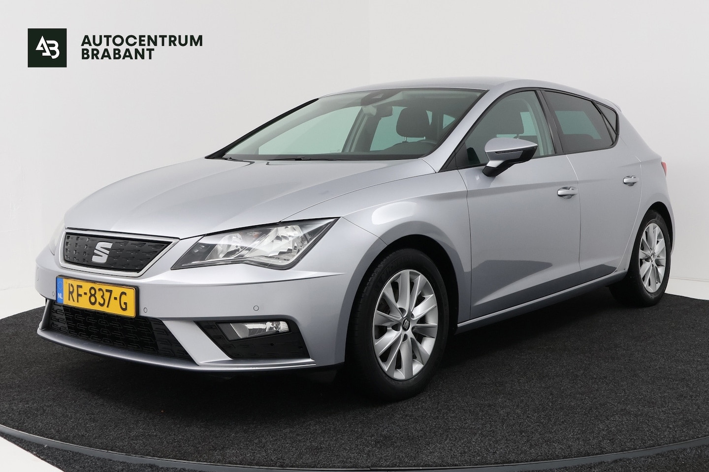 SEAT Leon - 1.0 EcoTSI Style Business Intense (TREKHAAK, CARPLAY, PARKEERSENSOREN, NAVI, CRUISE) - AutoWereld.nl