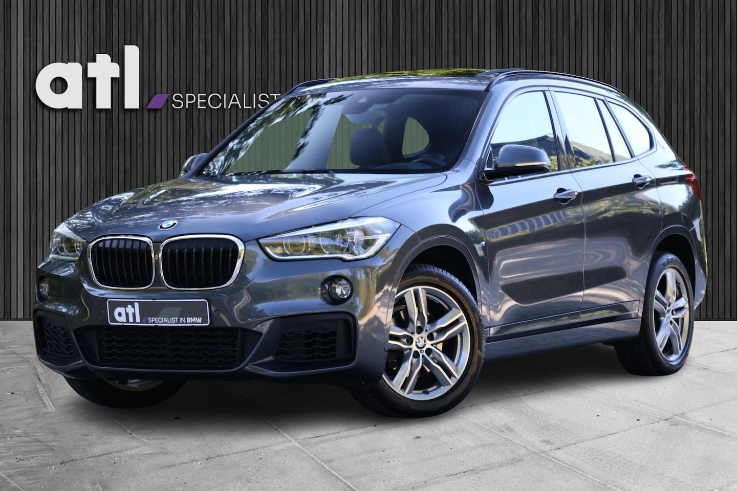 BMW X1 - sDrive18i High Executive M-Sport | Leder | Pano | HUD | Navi Plus | Stoelverwarming | Hifi - AutoWereld.nl