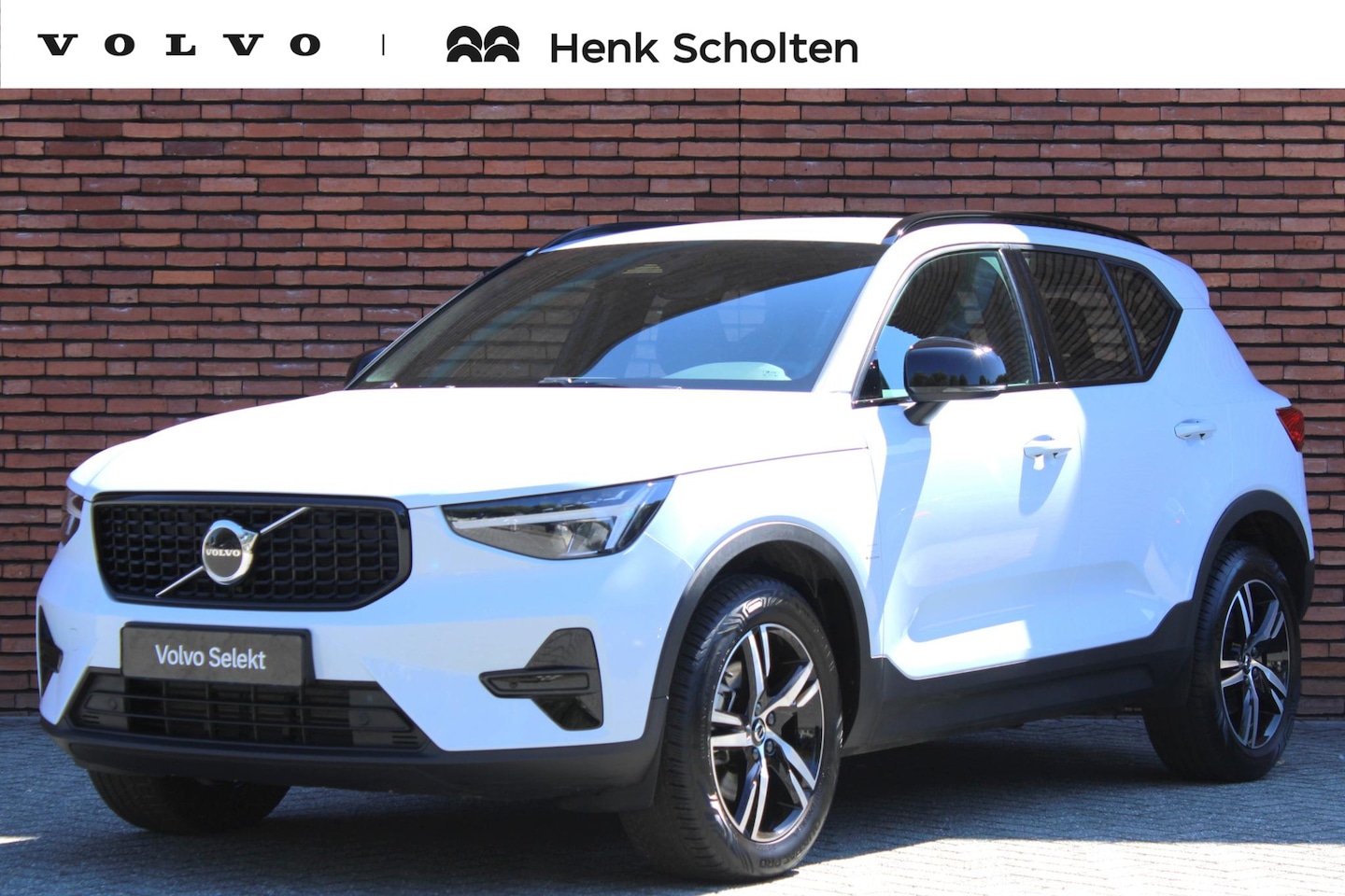 Volvo XC40 - 2.0 B4 Plus Dark | Trekhaak, inklapbaar | Stoel-/ stuurwielverwarming | Elektrisch verstel - AutoWereld.nl