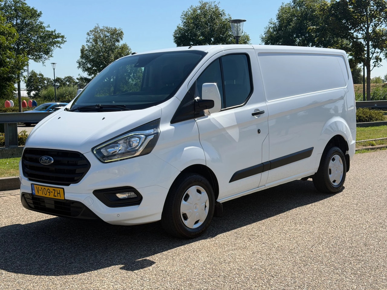 Ford Transit Custom - 2.0TDCI L1H1 Airco Navi Cruisecontrol Trekhaak EURO 6 - AutoWereld.nl