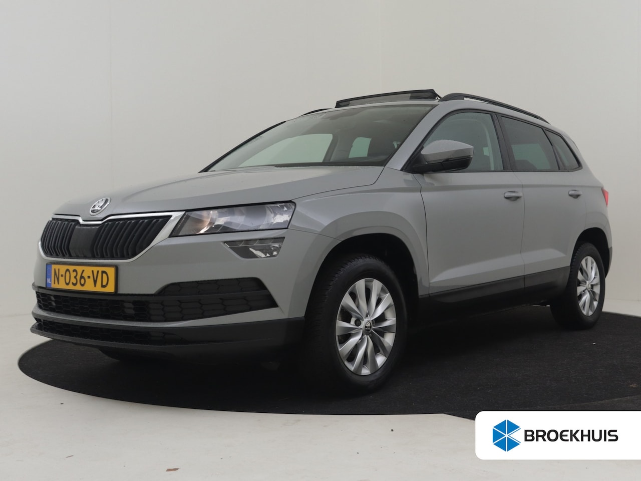 Skoda Karoq - 1.0 TSI Business Edition 110Pk | Glazen Panorama-dak | Stoelverwarming | Apple carplay And - AutoWereld.nl