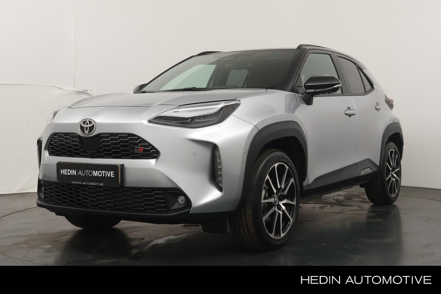 Toyota Yaris Cross - 1.5 Hybrid 130pk GR SPORT BI-TONE | 9.000km ! | Trekhaak | Panoramadak | Camera 360 | Head - AutoWereld.nl