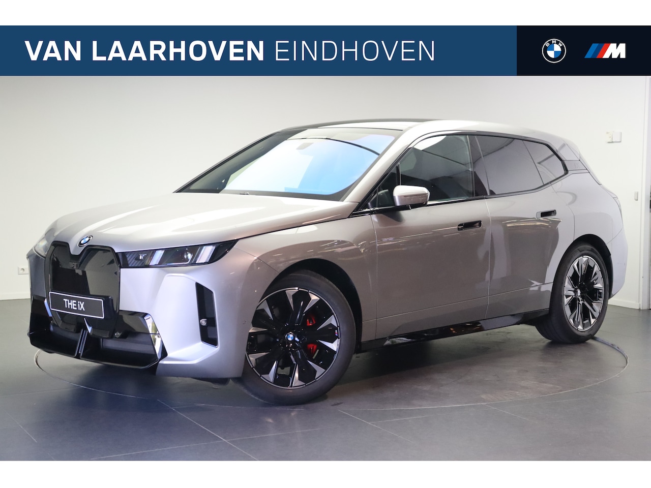 BMW iX - xDrive60 M Sport / Panoramadak Sky Lounge / Trekhaak / Bowers & Wilkins / M Multifunctione - AutoWereld.nl
